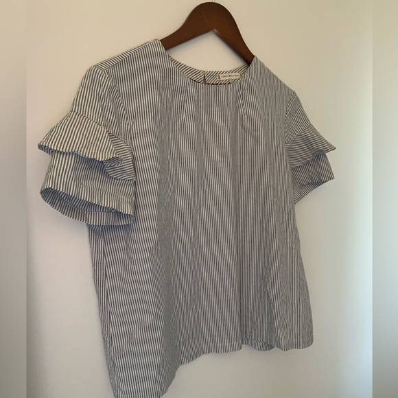 Boxy blouse with back button closure and ruffled sleeves - Picture 1 of 2